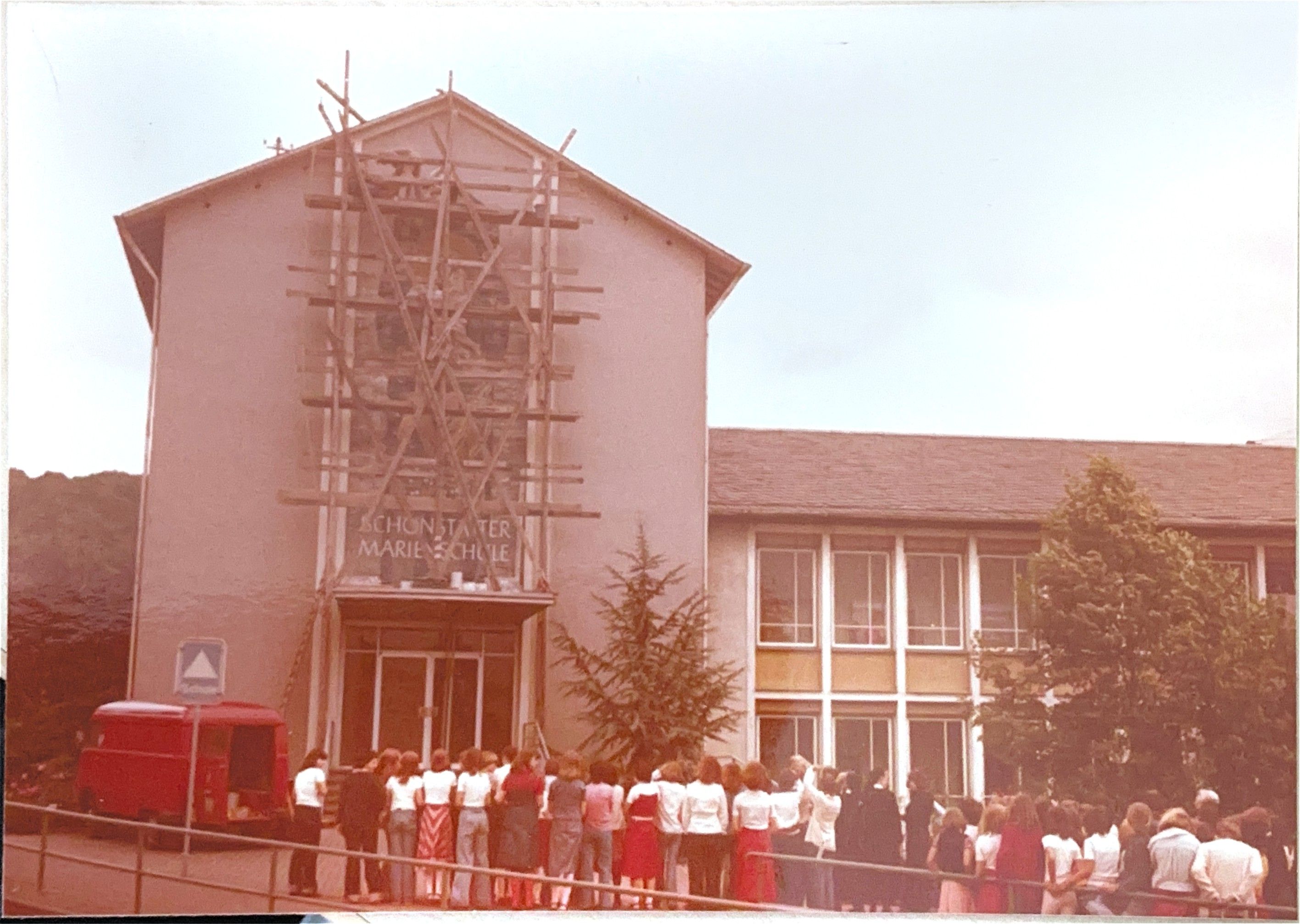 1978 - Anbringung_des_Mosaiks_uber_dem_Eingang_der_Schule